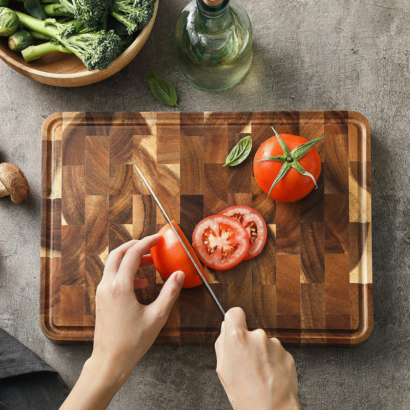 planche à découper en bois parfaite pour couper les tomates