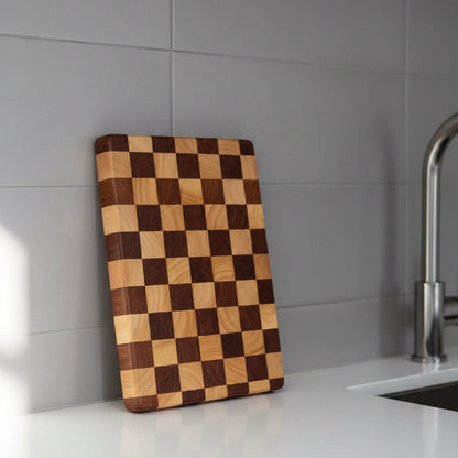planche à découper en damier accoter sur mur près évier