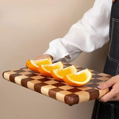 planche à découper en damier dame transportant plateau orange