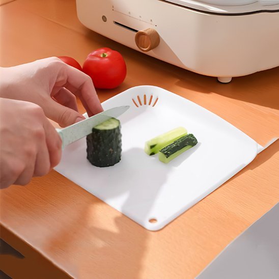 Planche à découper ne prenant pas de place et garde vos couteaux affûtés