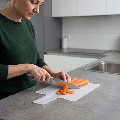 Planche à découper plastique dame coupant plusieurs carottes 