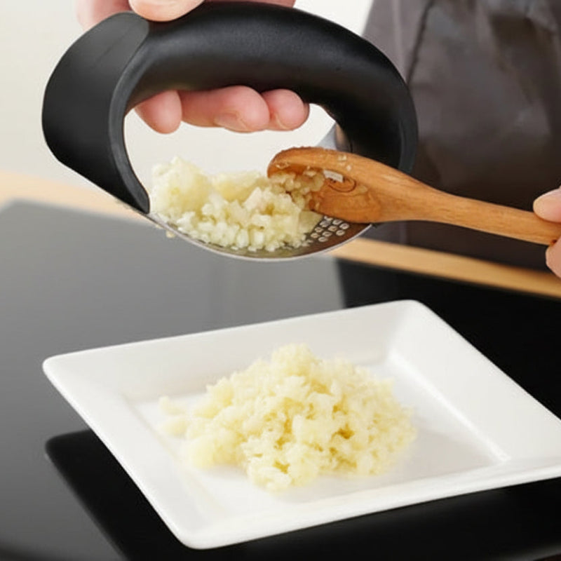 presse a ail déposer purée ail dans assiette