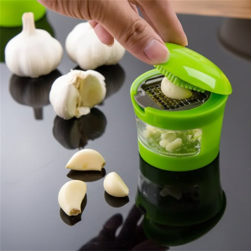 presse a ail femme poussant couvercle pour émincer ail