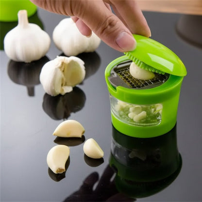 presse a ail femme poussant couvercle pour émincer ail