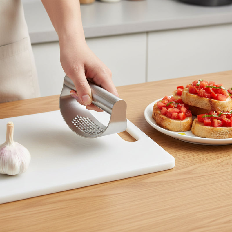 presse a ail femme préparant bouchées de bruschetta