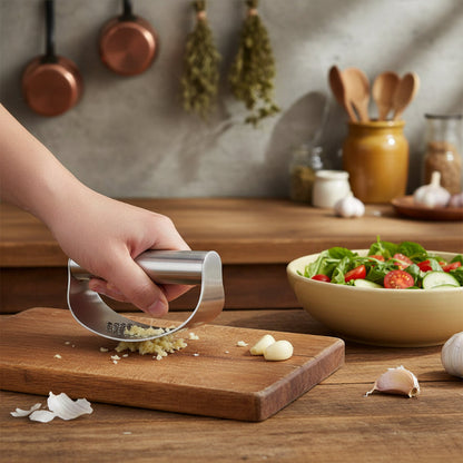 presse a ail homme hachant ail pour salade