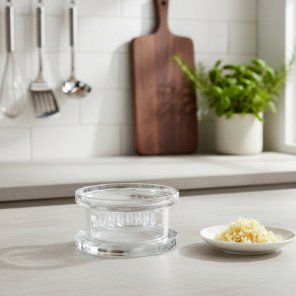 presse a ail sur comptoir avec assiette ail émincer