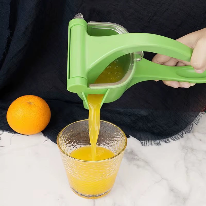 presse agrume avec orange versant jus dans verre