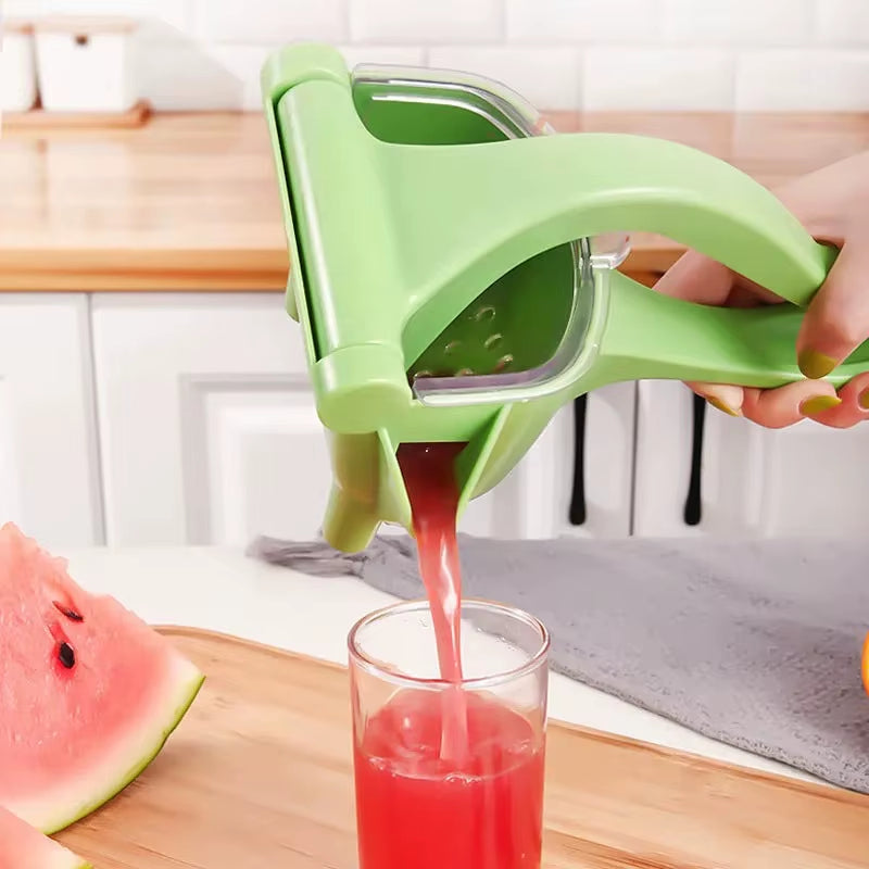 presse agrume avec pastèque versant jus dans verre