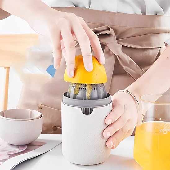 Presse agrume manuel dame pressant orange pour un jus orange frais