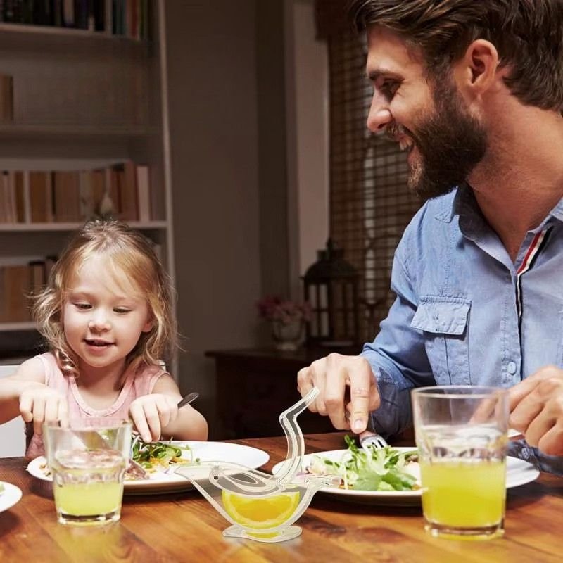 presse agrume manuel père fille mangeant repas avec jus frais