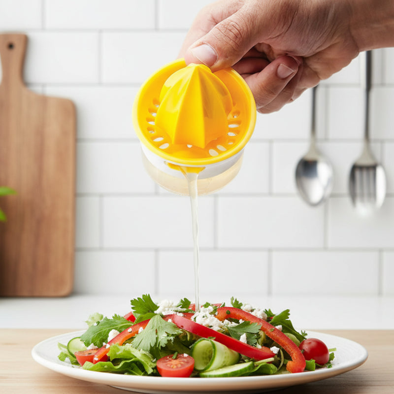 presse agrumes homme versant jus citron dans une salade