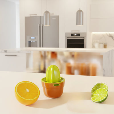 presse agrumes sur comptoir avec orange et lime
