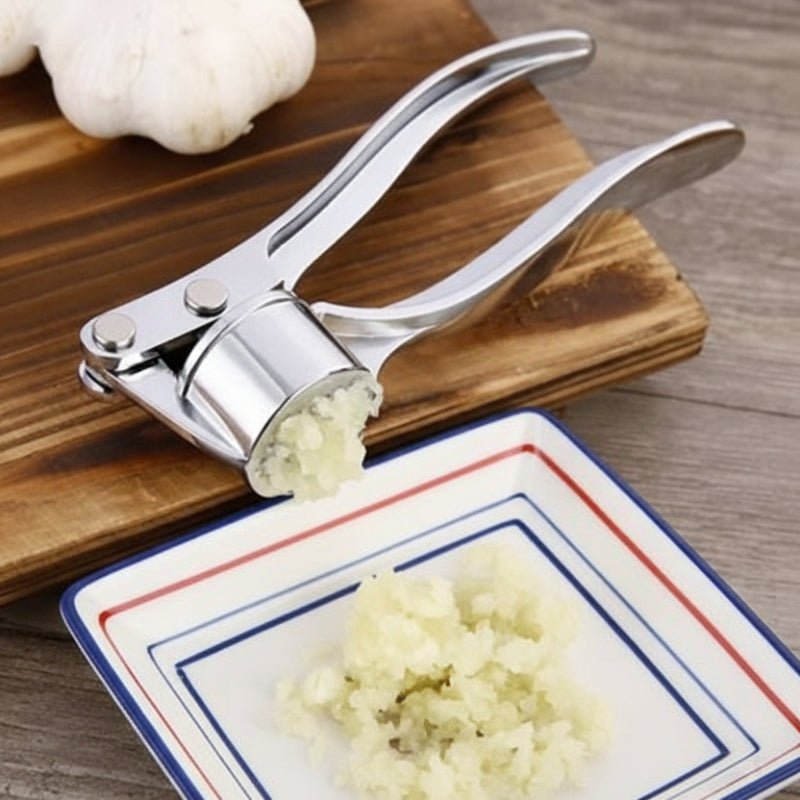 presse ail inox préparation ail en purée dans une assiette