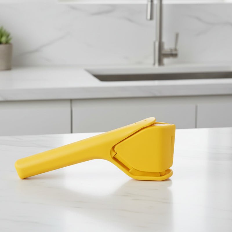 presse citron manuel jaune sur comptoir cuisine moderne