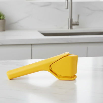 presse citron manuel jaune sur comptoir cuisine moderne
