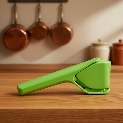 presse citron manuel vert sur comptoir bois naturel