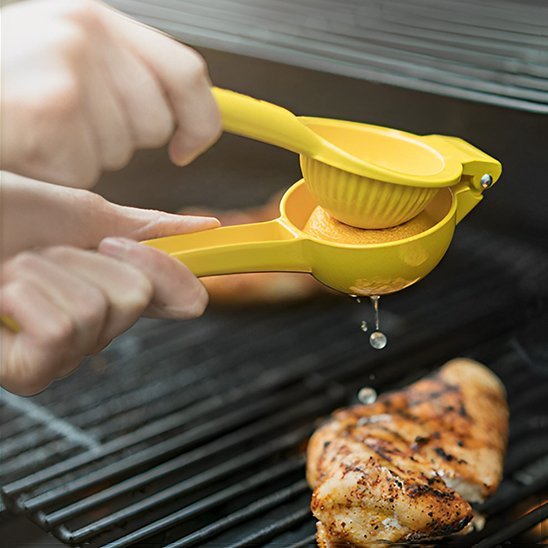 Presse fruits presser jus citron sur viande en cuisson