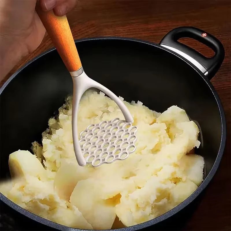 presse purée écraser pomme de terre dans casserole