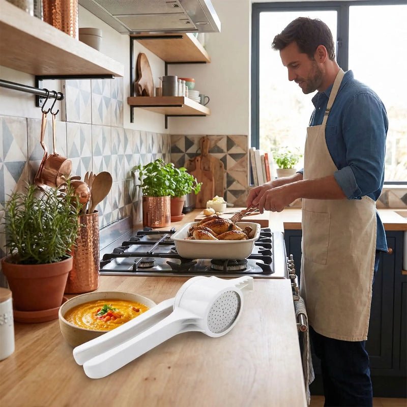 presse purée homme préparant repas