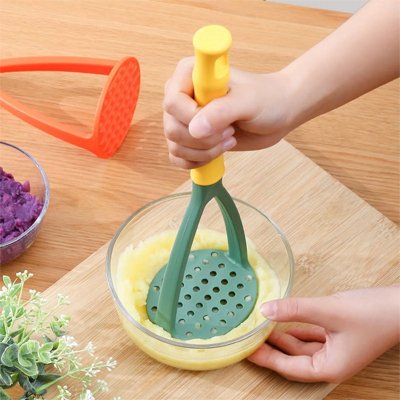 Presse puree main écrasant aliments d'un geste agréable