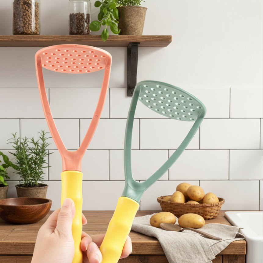 presse puree main qui tient deux pilons de différente couleur