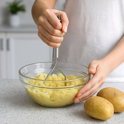 Presse-purée manuel main qui écrase légumes avec poignée ergonomique