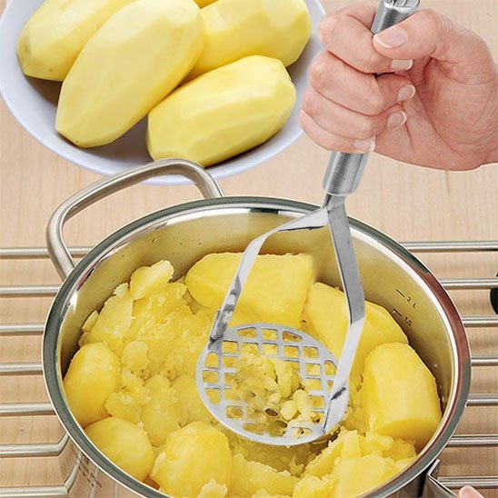 Presse-purée manuel mettre en purée les légumes dans la casserole