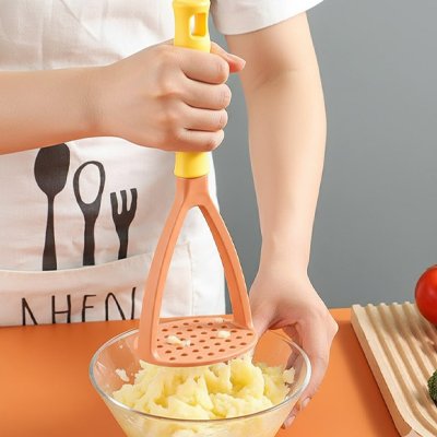 Presse puree poignée ergonomique dans une seule main pour mettre en purée sans difficulté