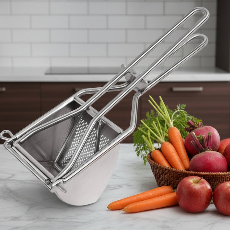 presse purée sur comptoir cuisine avec bol carottes betteraves pommes