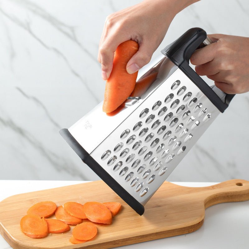 rape a fromage avec râpant carottes en rondelles