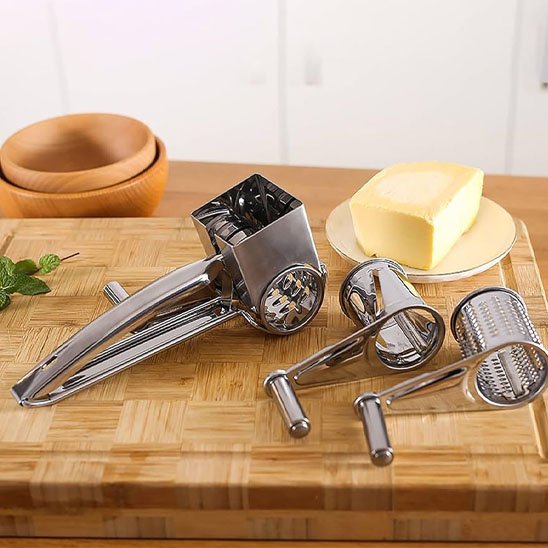 Râpe à fromage avec trois choix de coupes