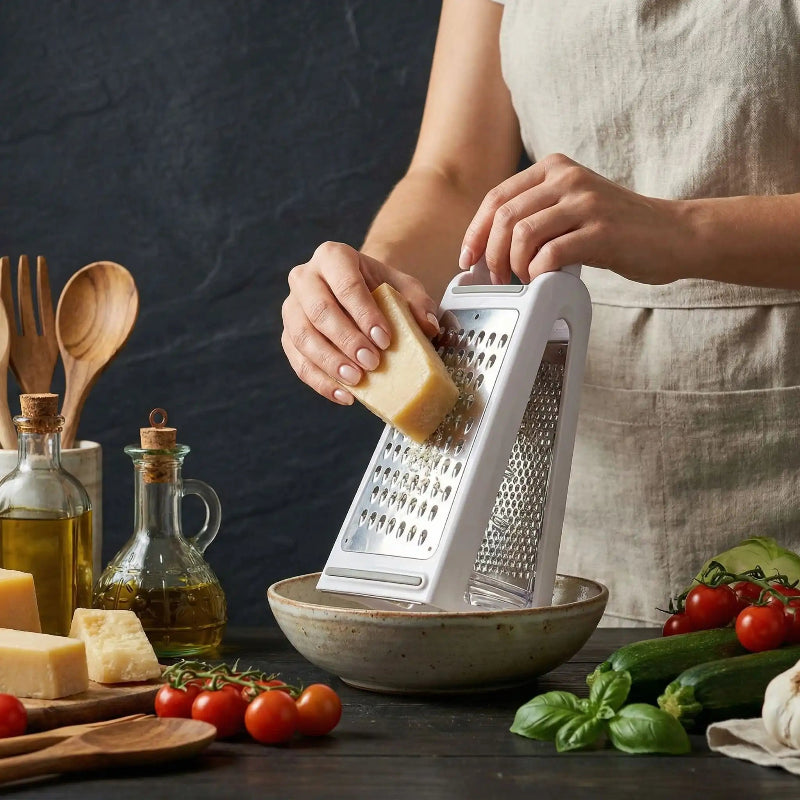 râpe à fromage femme râpant fromage