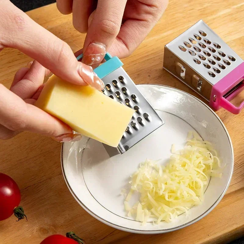 rape à fromage poignée bleu femme râpant fromage
