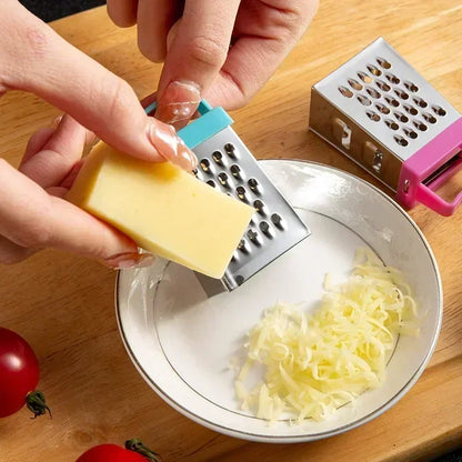 rape à fromage poignée bleu femme râpant fromage
