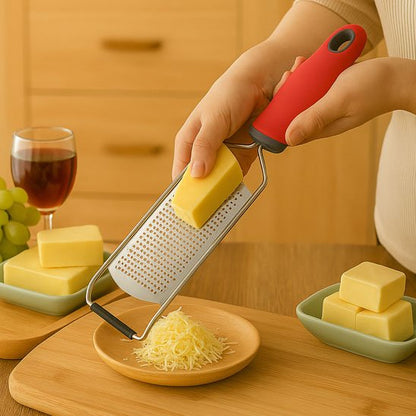 Râpe à fromage rouge efficace