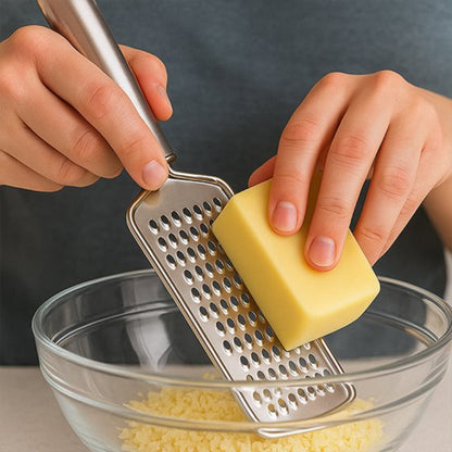 Râpe fromage manuelle éminçant du fromage dans un bol