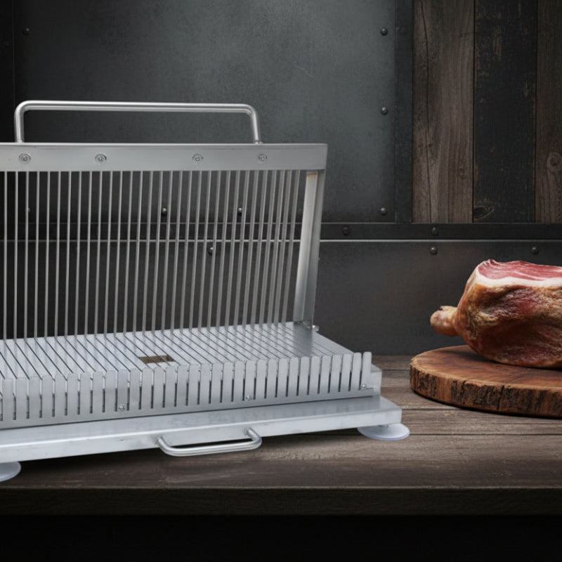 trancheuse a jambon sur comptoir cuisine avec jambon planche découper