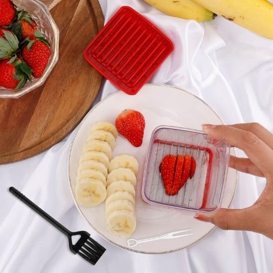 trancheuse jolie assiette de fruits avec fraises bananes tranchées