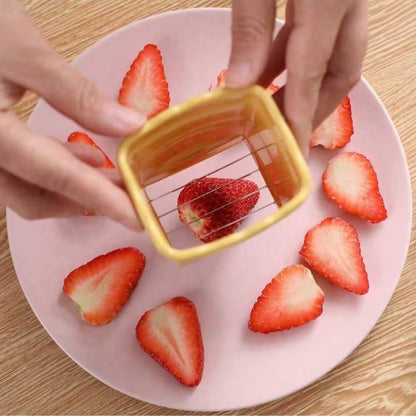 trancheuse manuelle personne tranchant fraise dans assiette