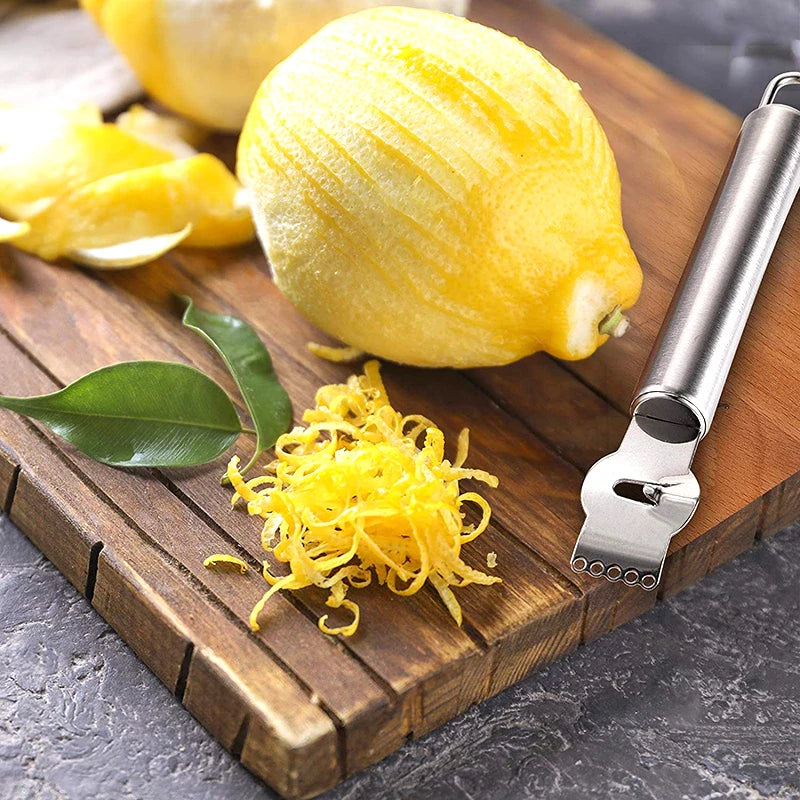 zesteur citron sur planche découper avec zeste