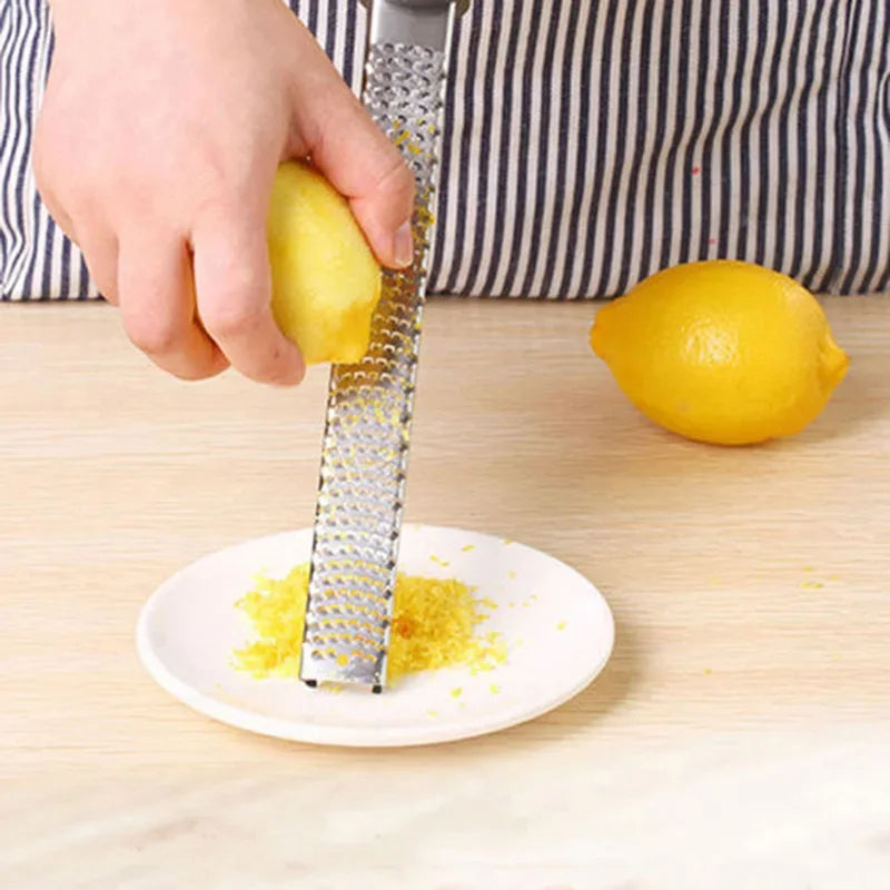 zesteur indispensable pour zester du citron aisément