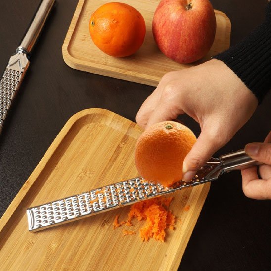 Zesteur râper la croûte d'une orange sans effort