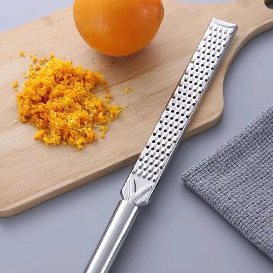 Zesteur zester la pelure d'une orange pour ajouter des saveurs fraîches à vos plats